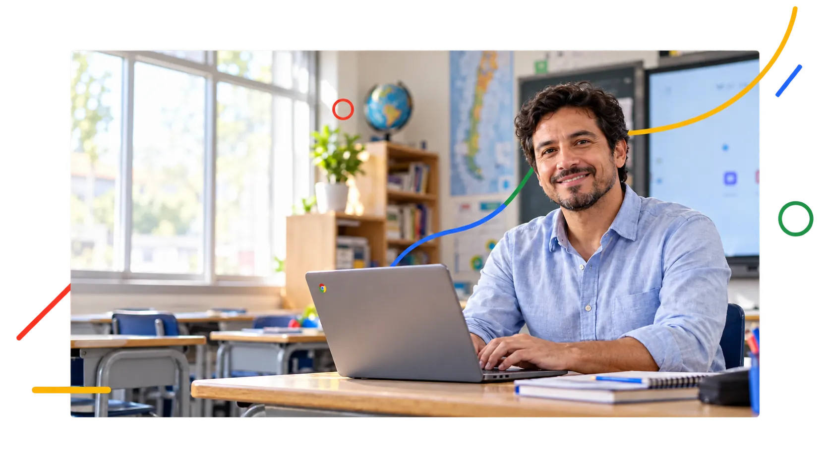 Docente sonriente trabajando con su Chromebook en la sala de clases