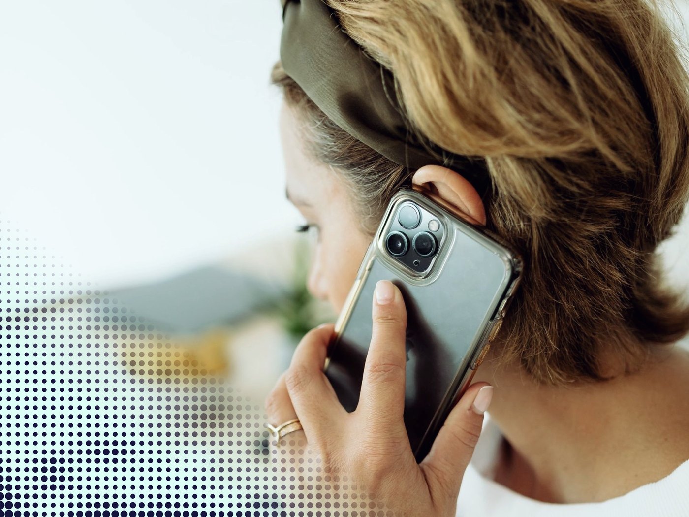Funcionaria confirmando un dato por teléfono