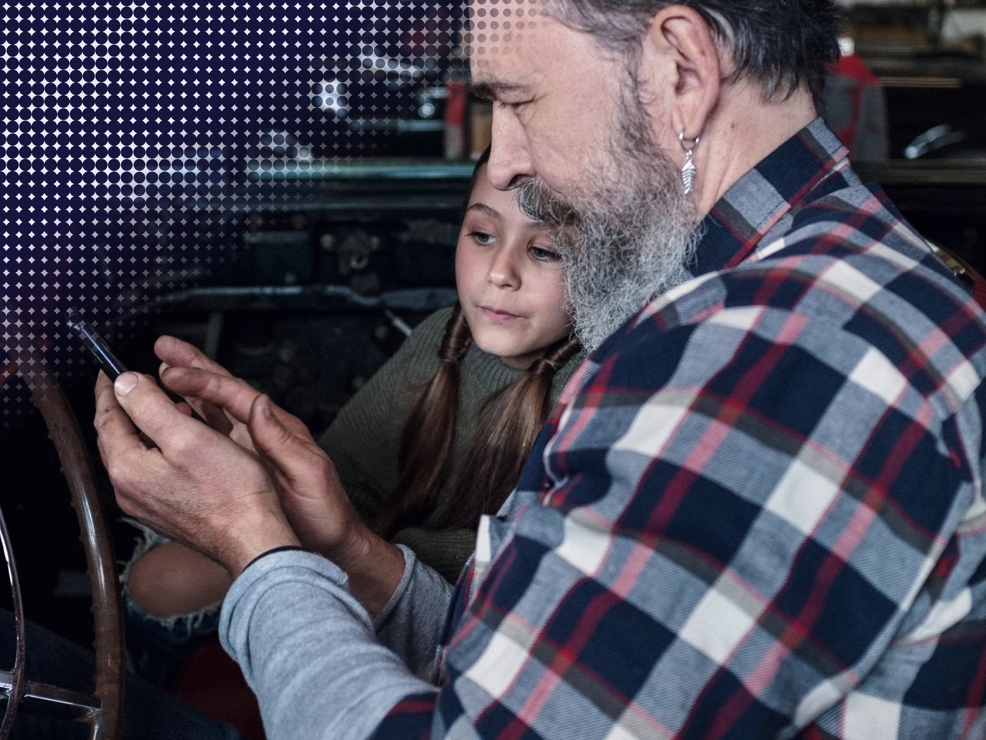 Padre e hija mirando juntos un celular