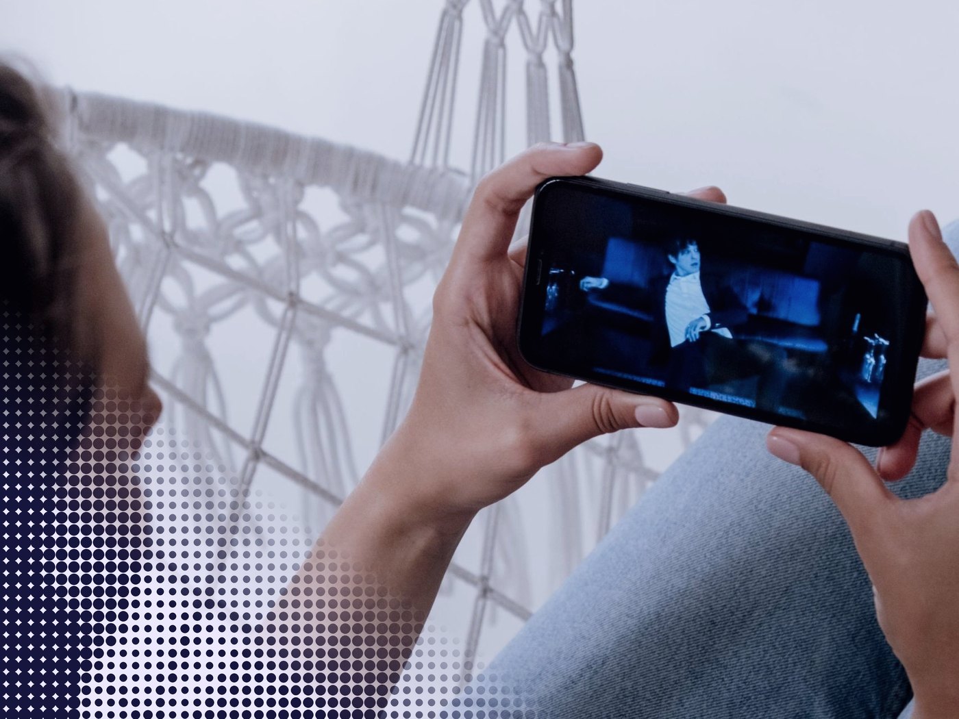 Manos sosteniendo un celular que reproduce un video