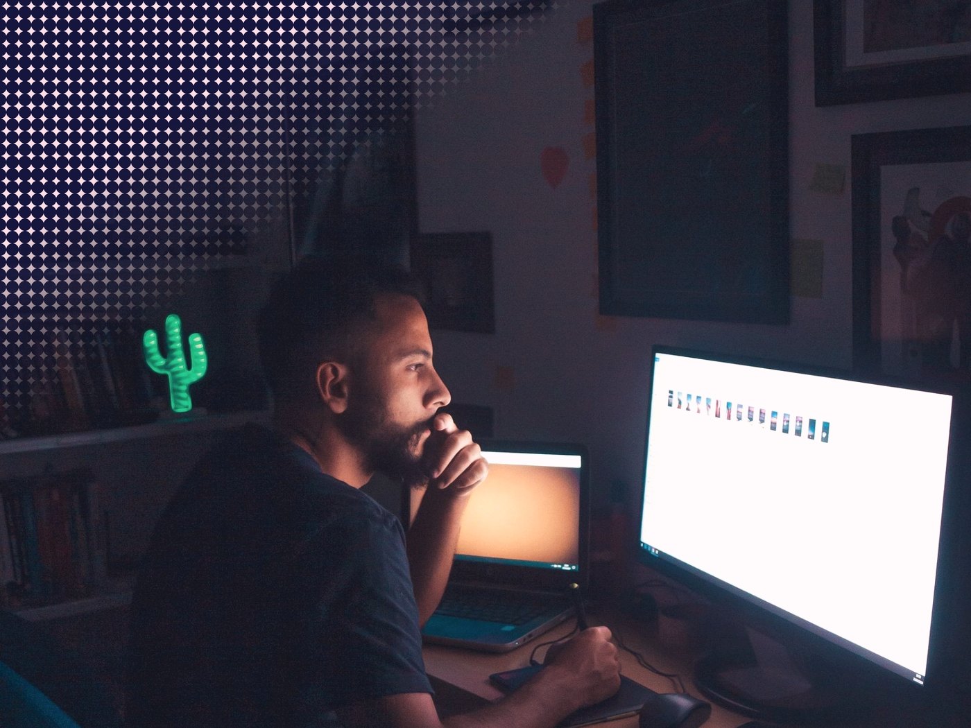 Hombre frente a su computador de noche