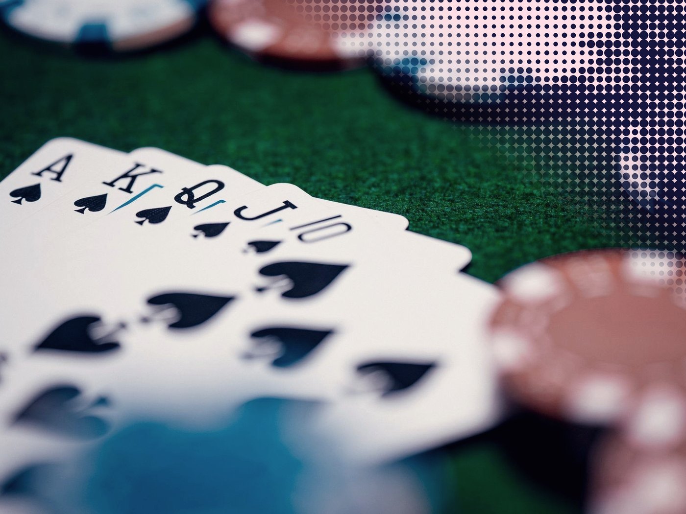 Mano de cartas de póker junto a fichas de apuesta
