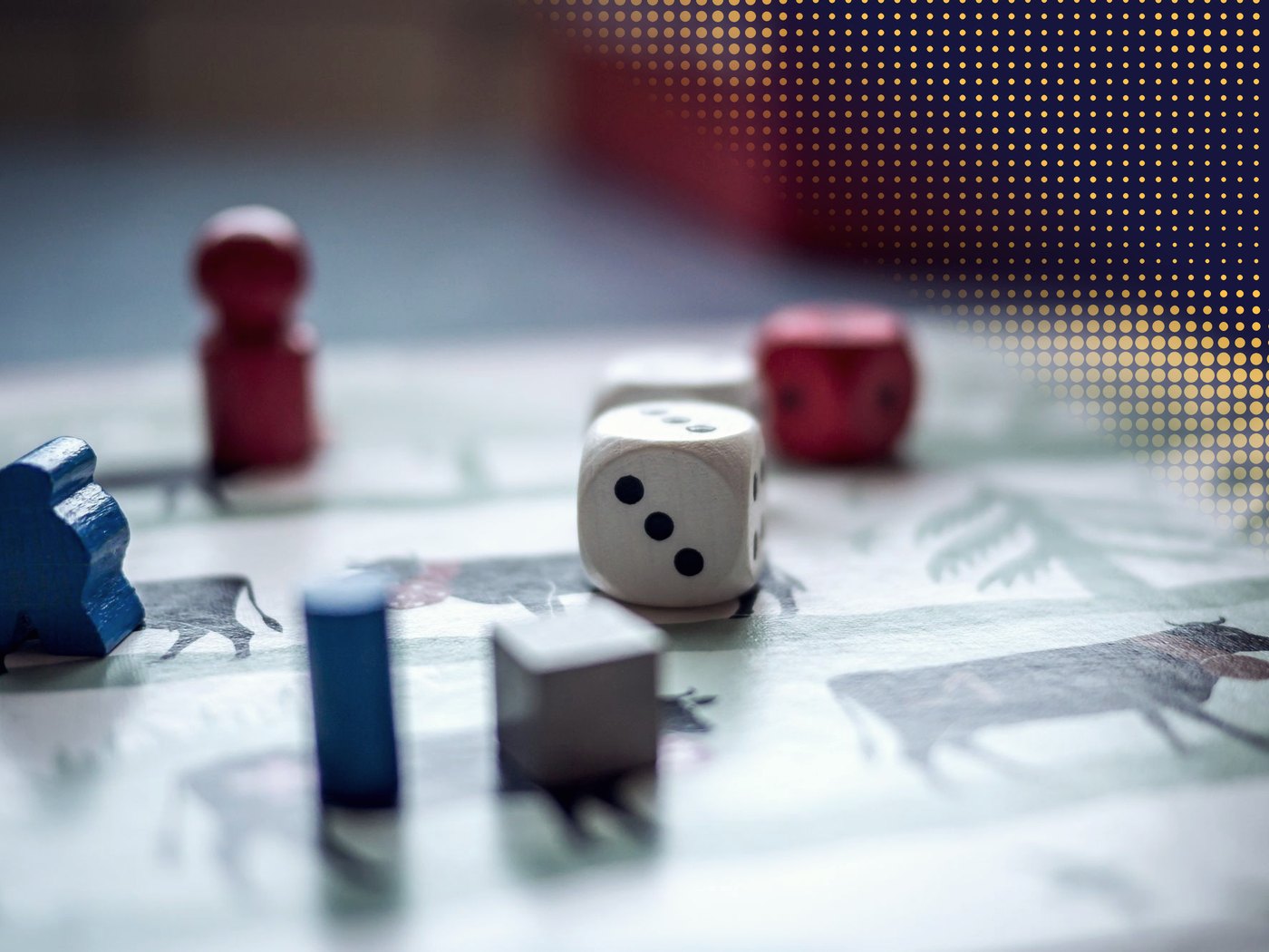 Dado y fichas sobre un tablero de juego