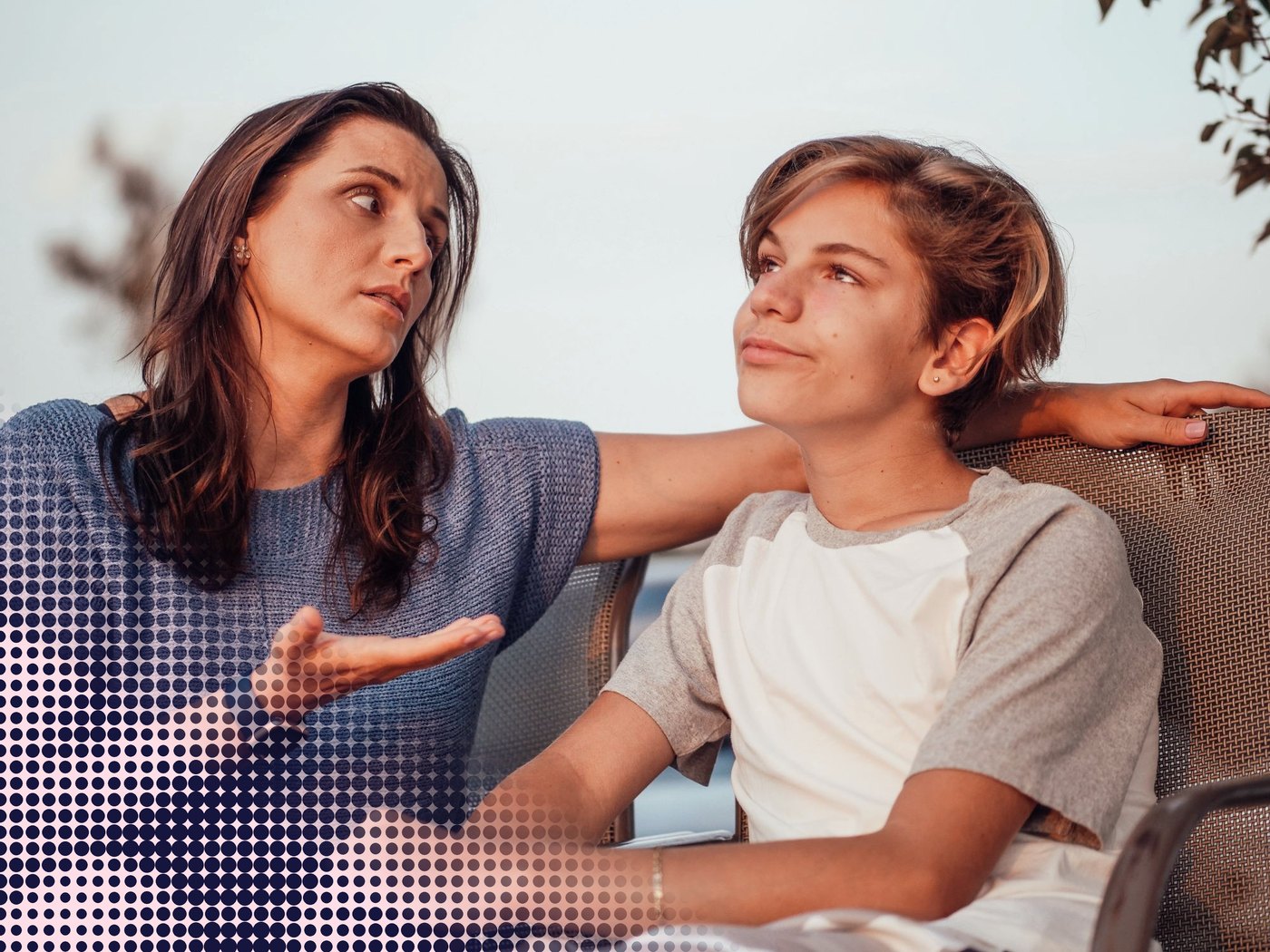 Madre conversando seria con su hijo adolescente
