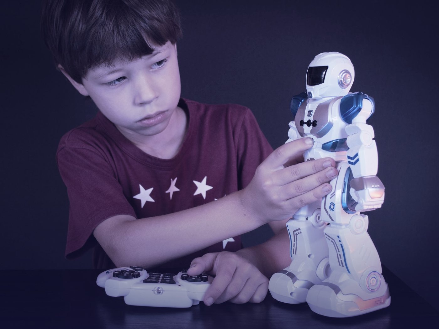 Niño jugando con un robot de juguete