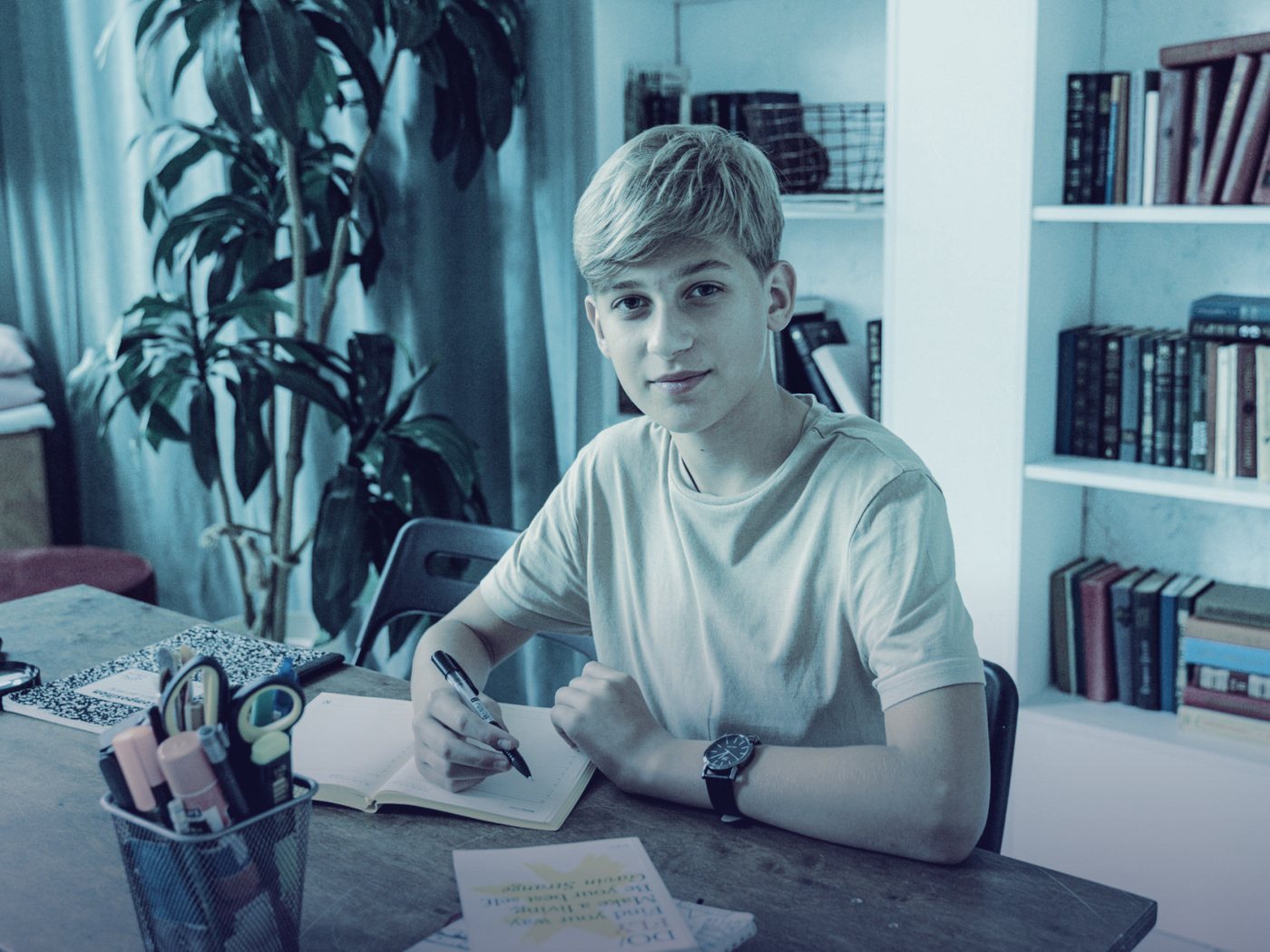 Estudiante escribiendo en su escritorio