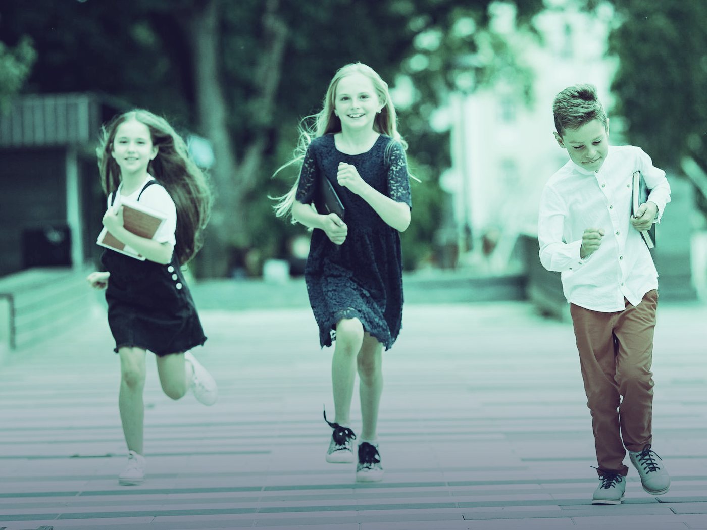 Niños corriendo al aire libre