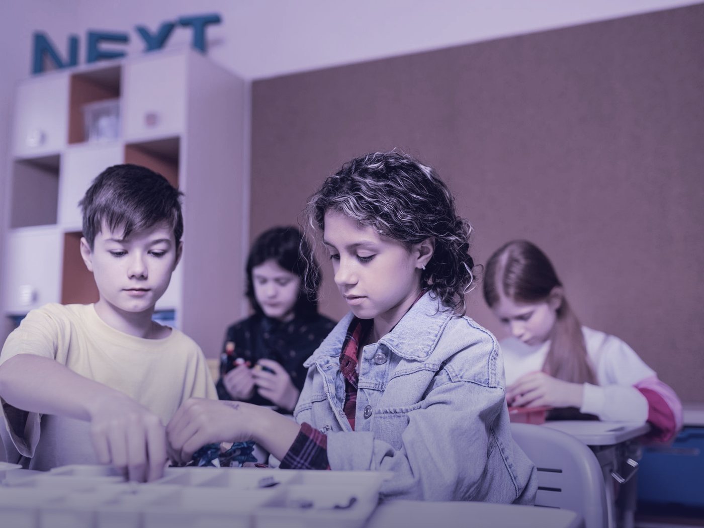 Estudiantes armando un proyecto de robótica