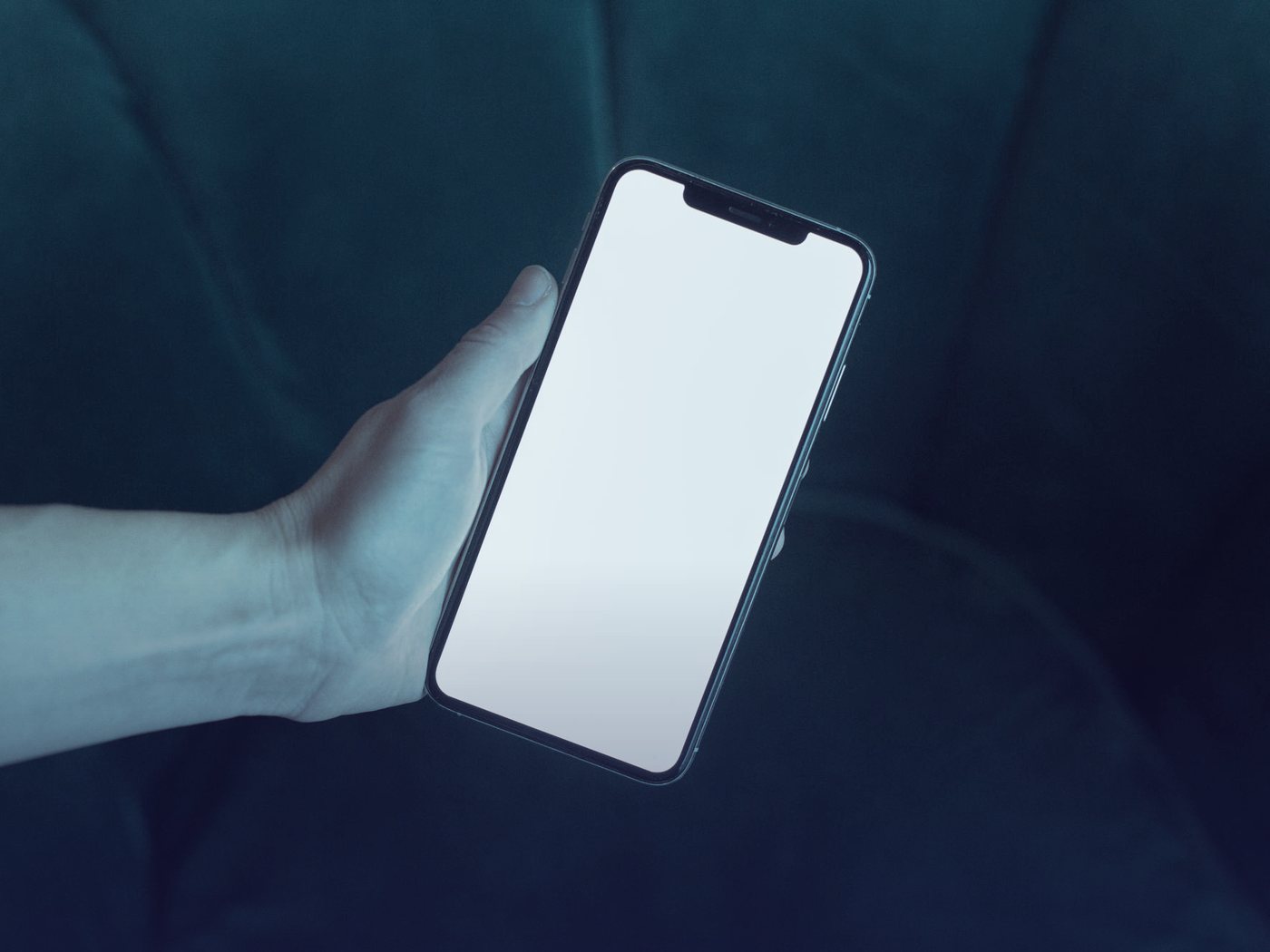 Mano sosteniendo un celular