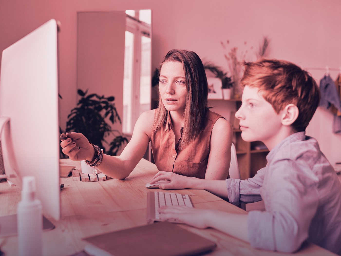 Madre acompañando a su hijo frente al computador