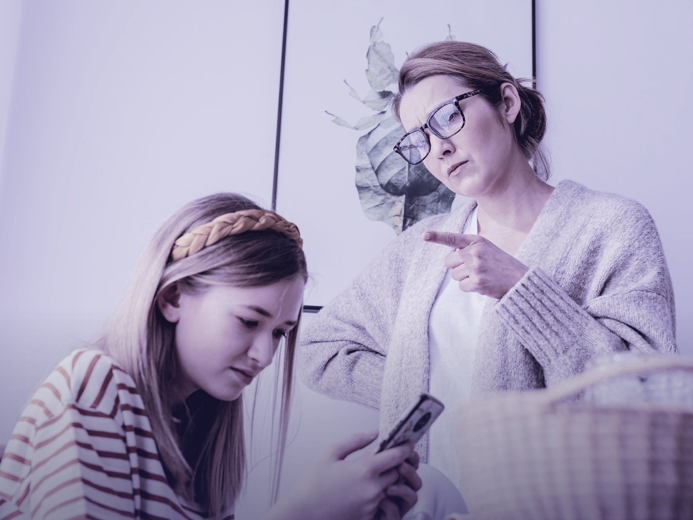 Madre conversando con su hija adolescente sobre el celular