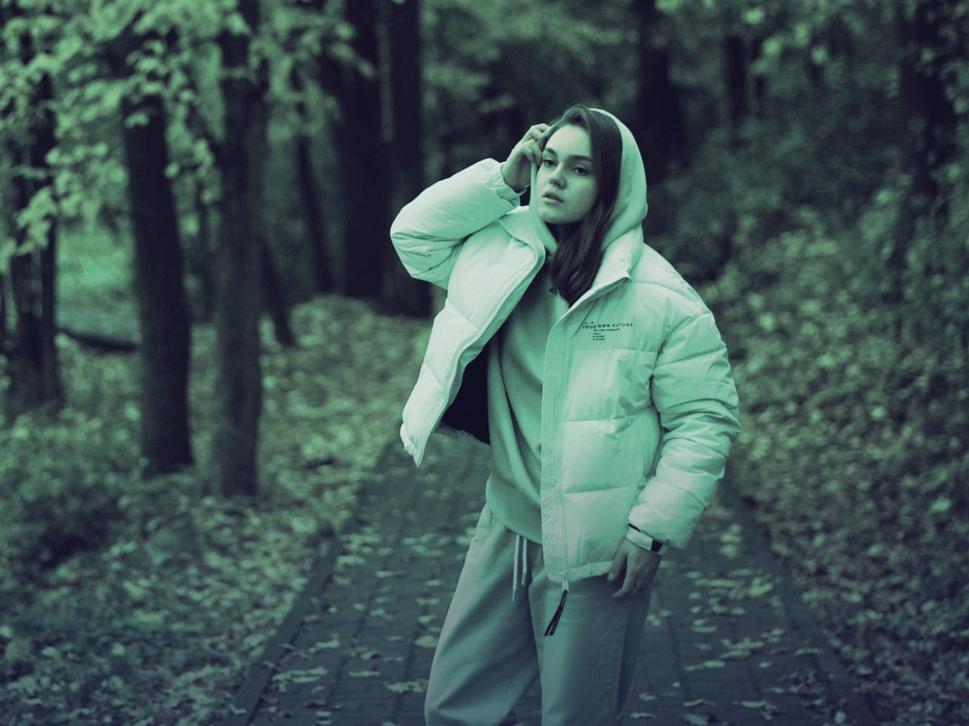Mujer caminando por un bosque en otoño
