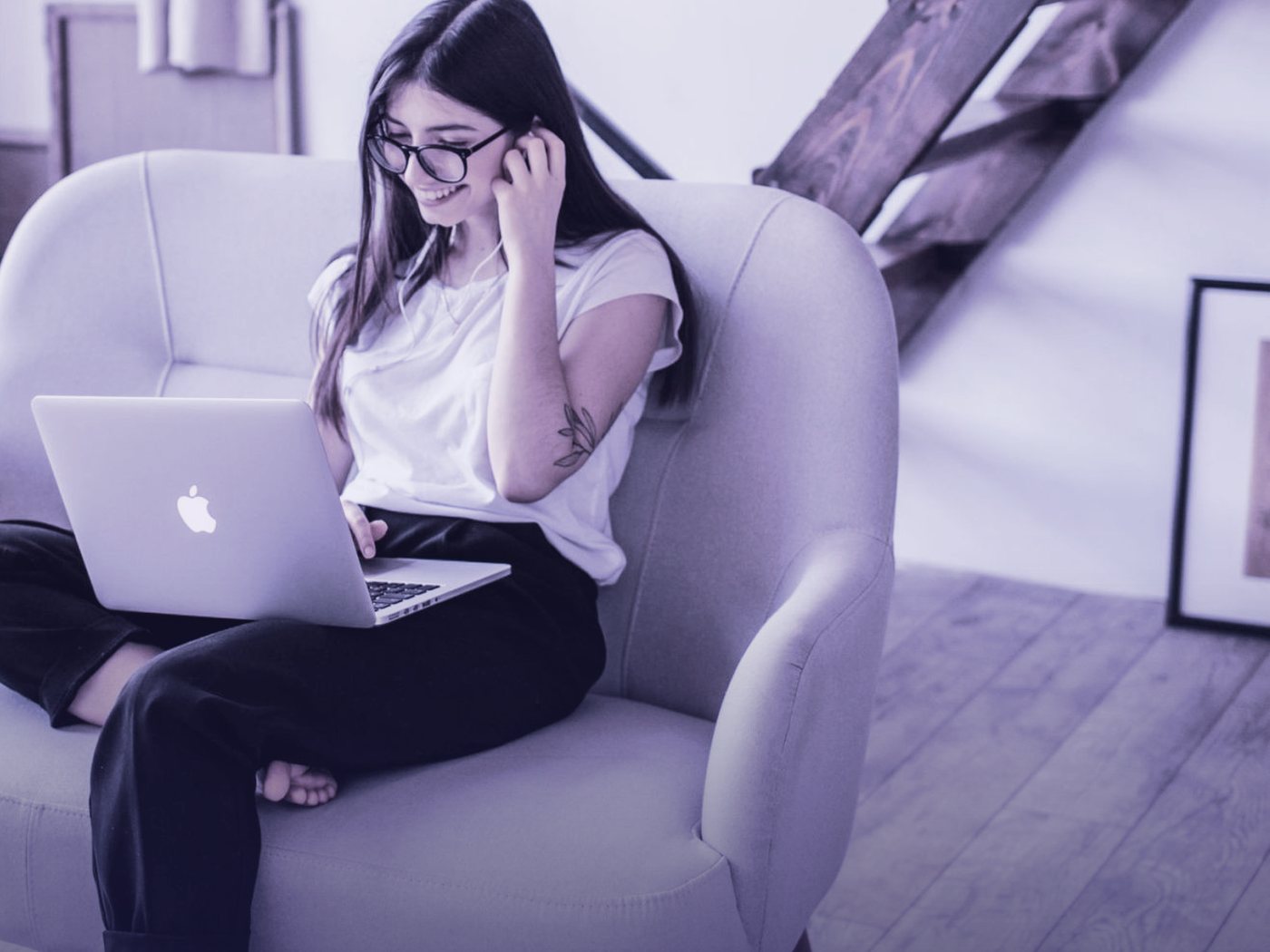 Docente descansando en un sillón con su computador