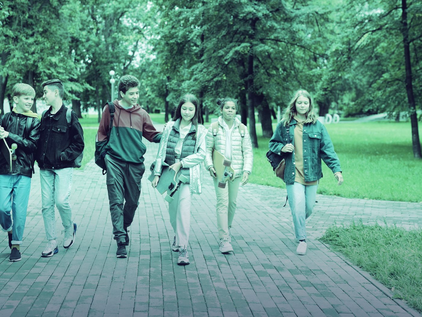Grupo de estudiantes caminando por un parque