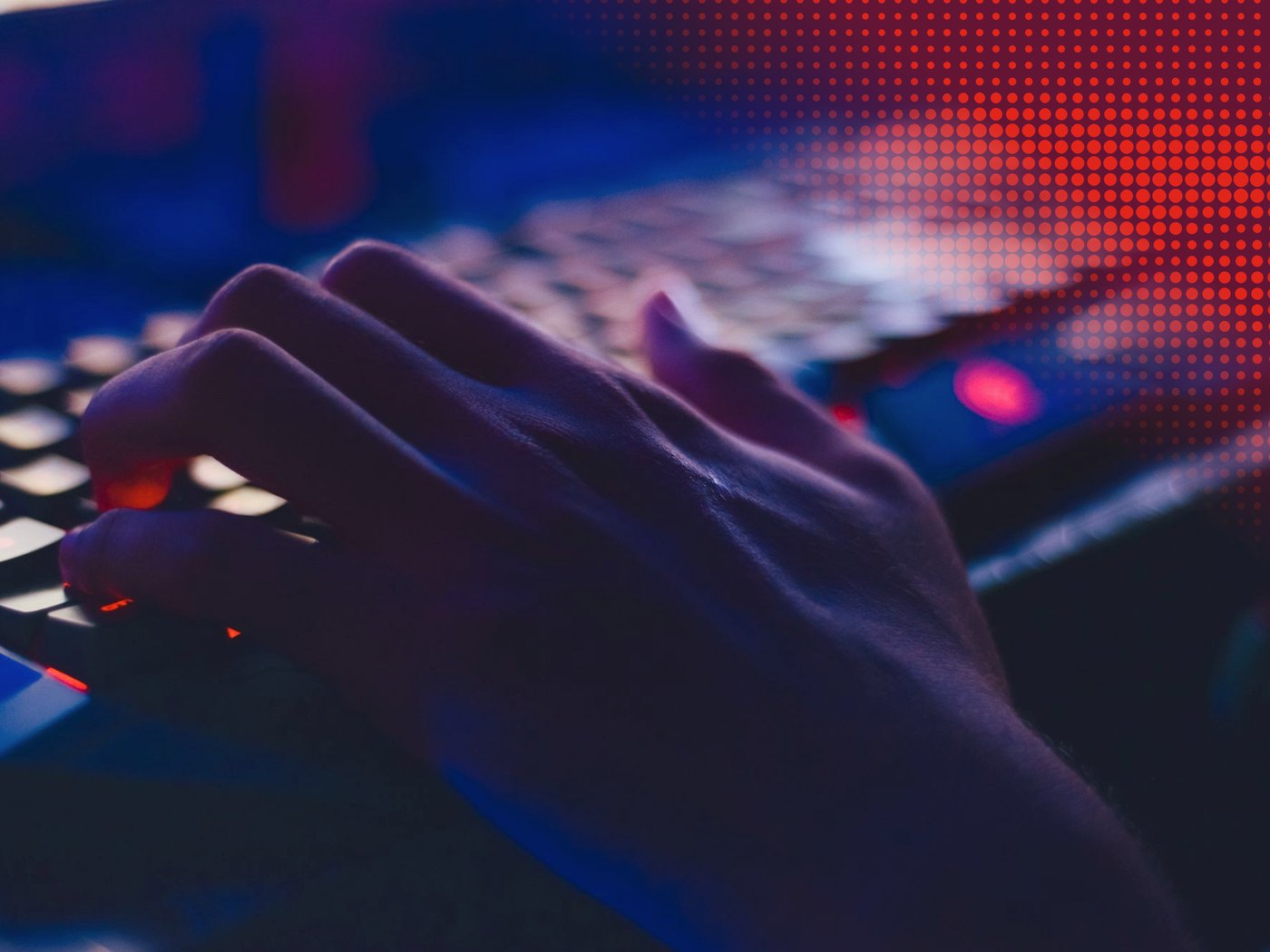 Mano sobre un teclado iluminado