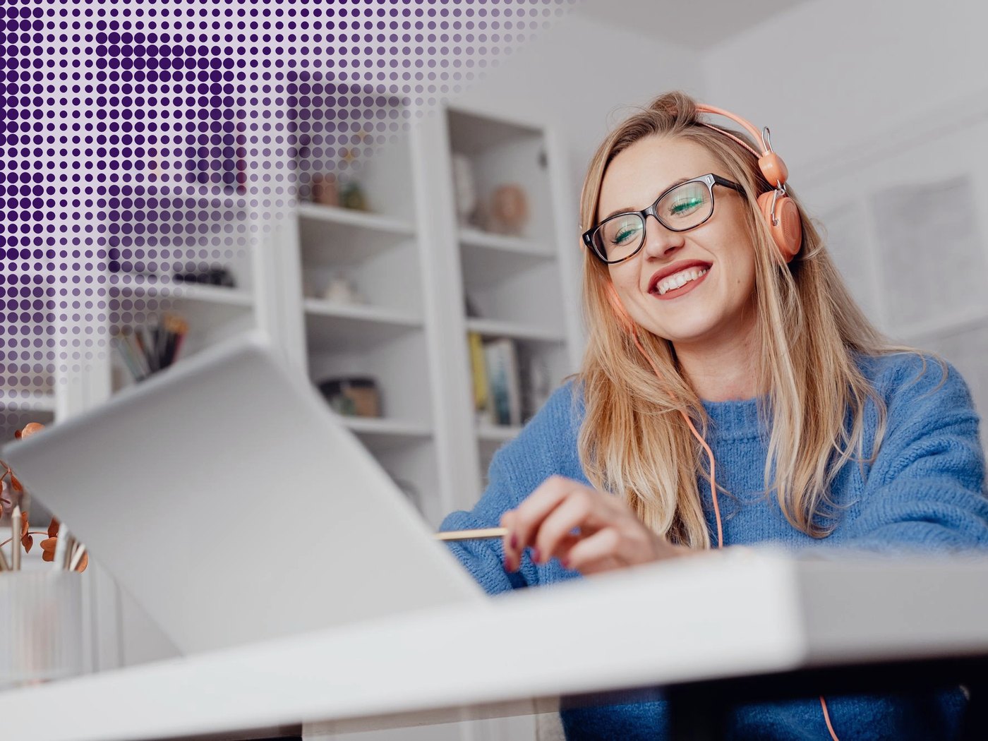 Docente sonriente con audífonos trabajando en su notebook