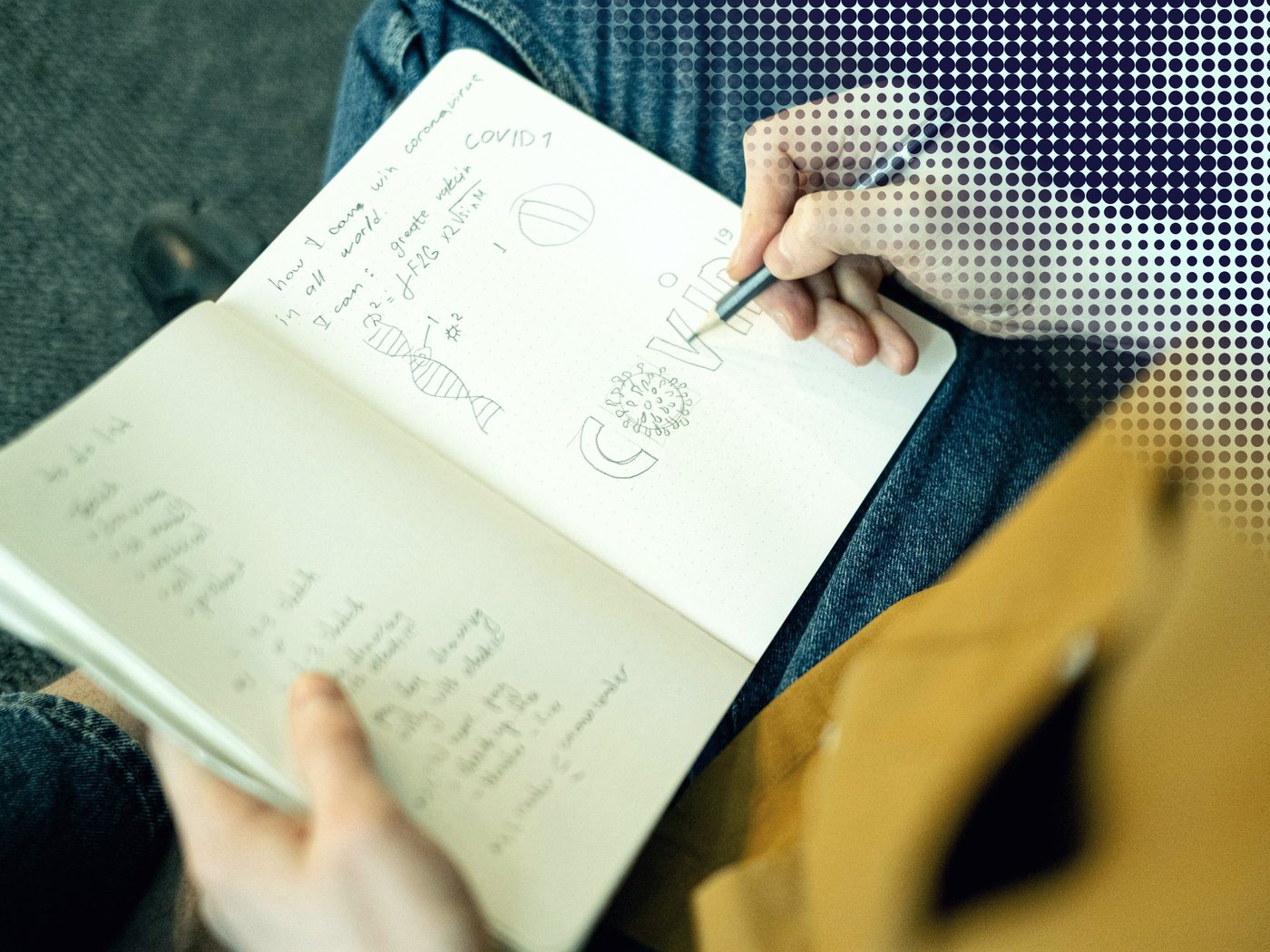 Manos escribiendo en un cuaderno