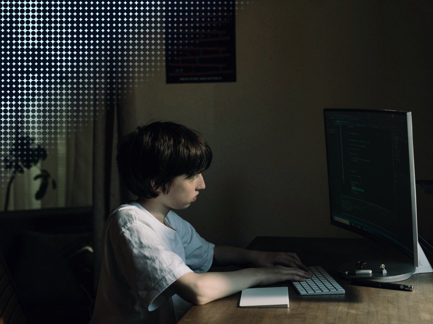 Estudiante escribiendo en el teclado de su computador
