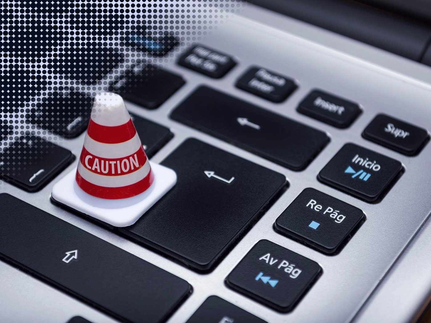 Cono de precaución sobre el teclado de un computador
