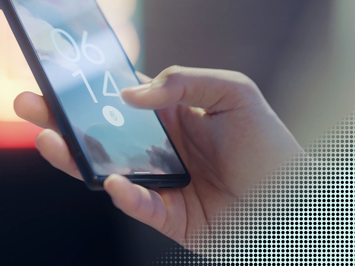 Mano sosteniendo un celular con la pantalla de bloqueo
