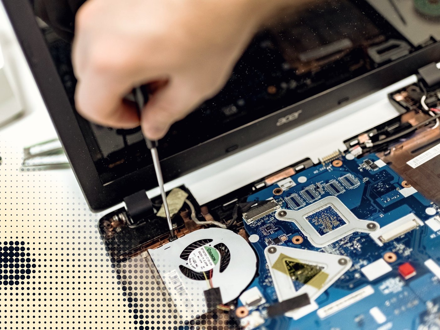 Manos reparando un computador portátil