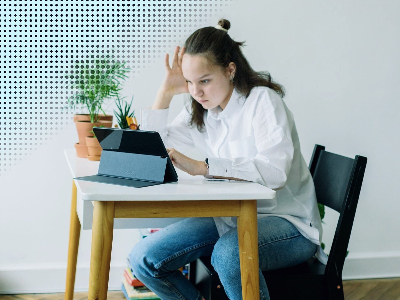 Estudiante trabajando con su tableta en un escritorio