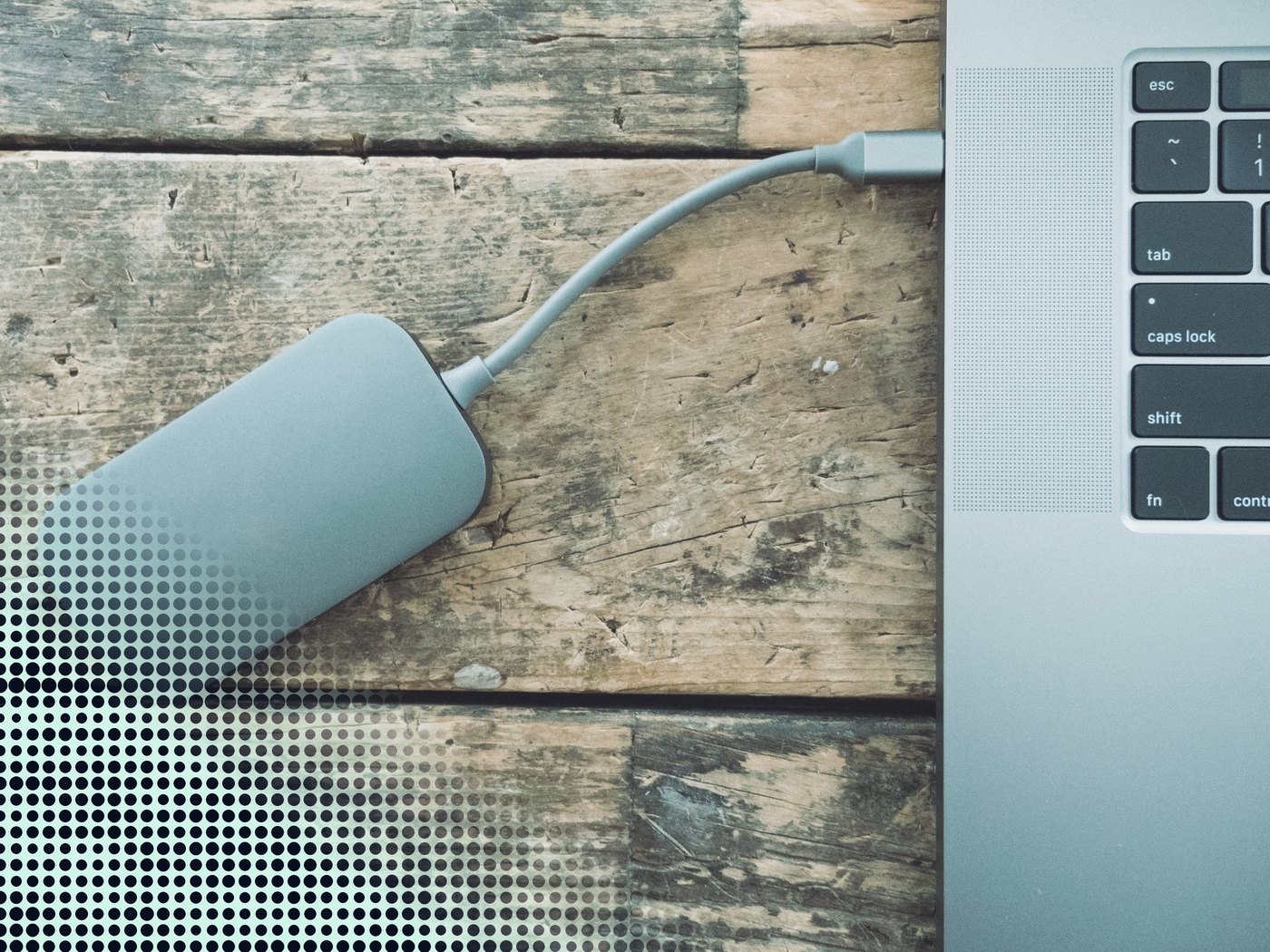 Disco externo conectado a un computador portátil