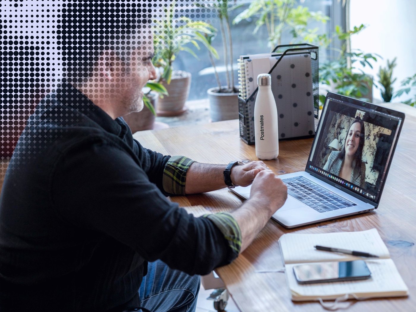 Hombre en una videollamada desde su computador