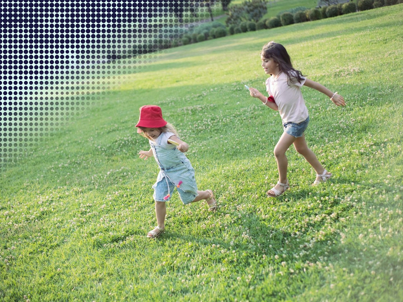 Dos niñas corriendo y jugando en el pasto