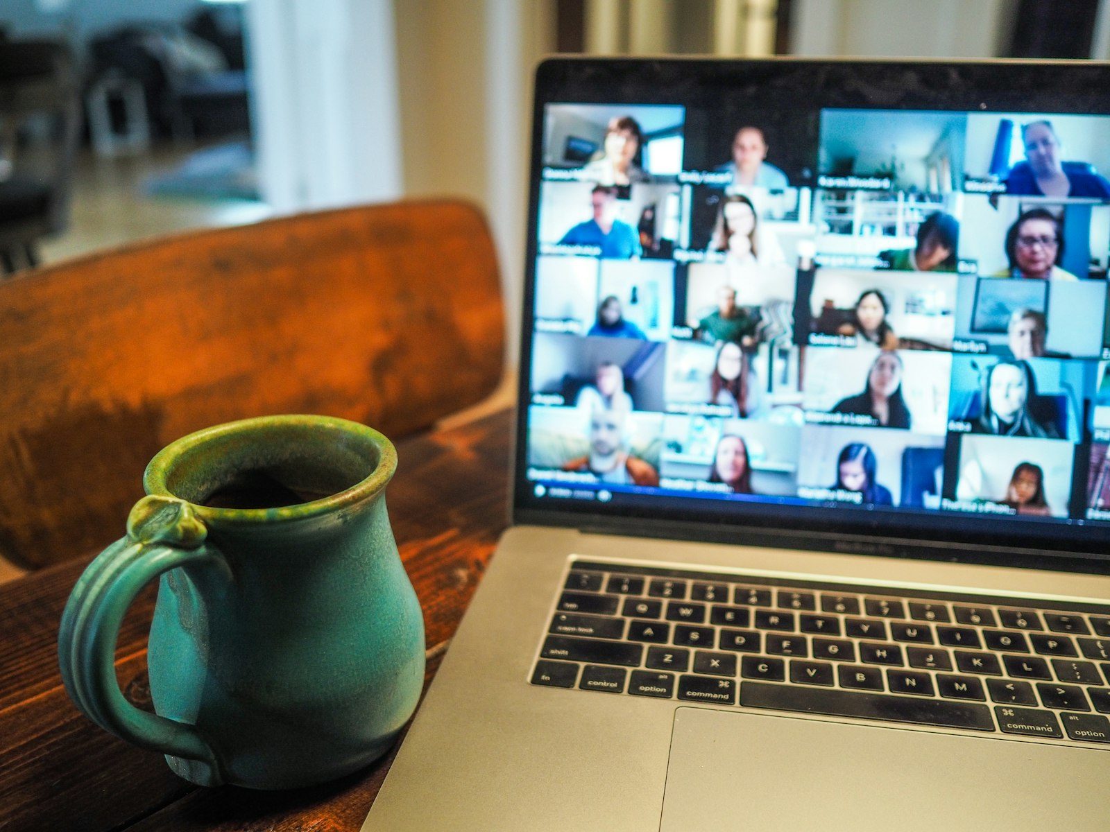 Videollamada con muchos participantes en la pantalla de un portátil