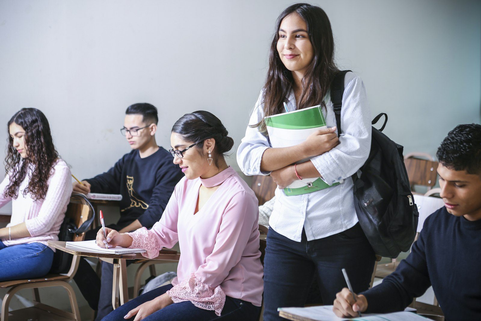Estudiantes concentrados respondiendo en su sala de clases