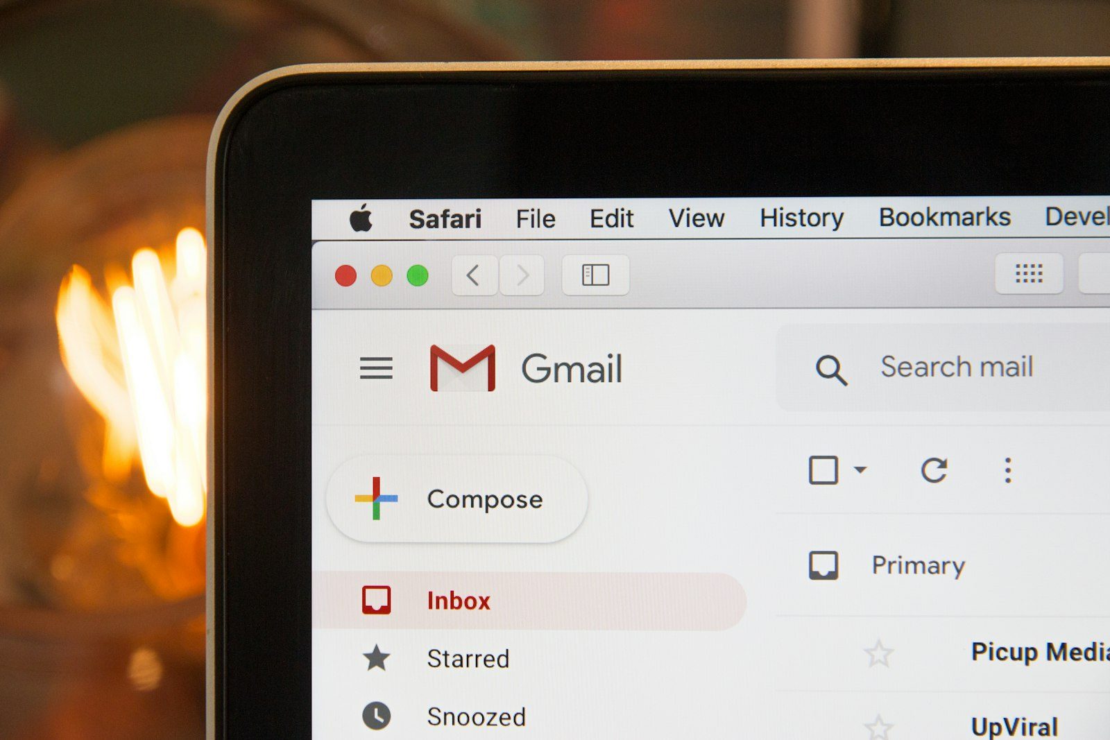 Bandeja de entrada de Gmail abierta en un computador portátil