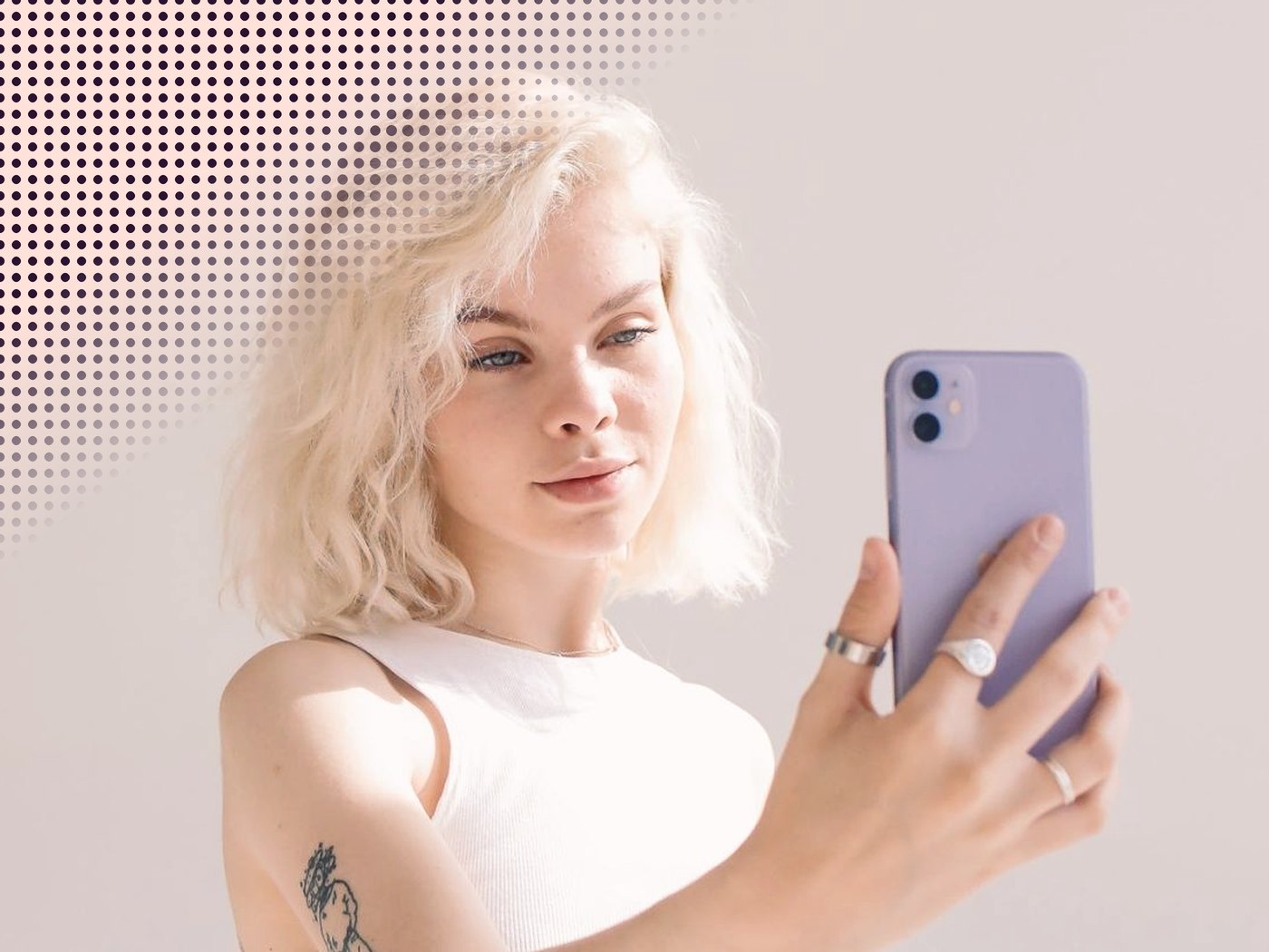 Joven tomándose una selfie con su celular