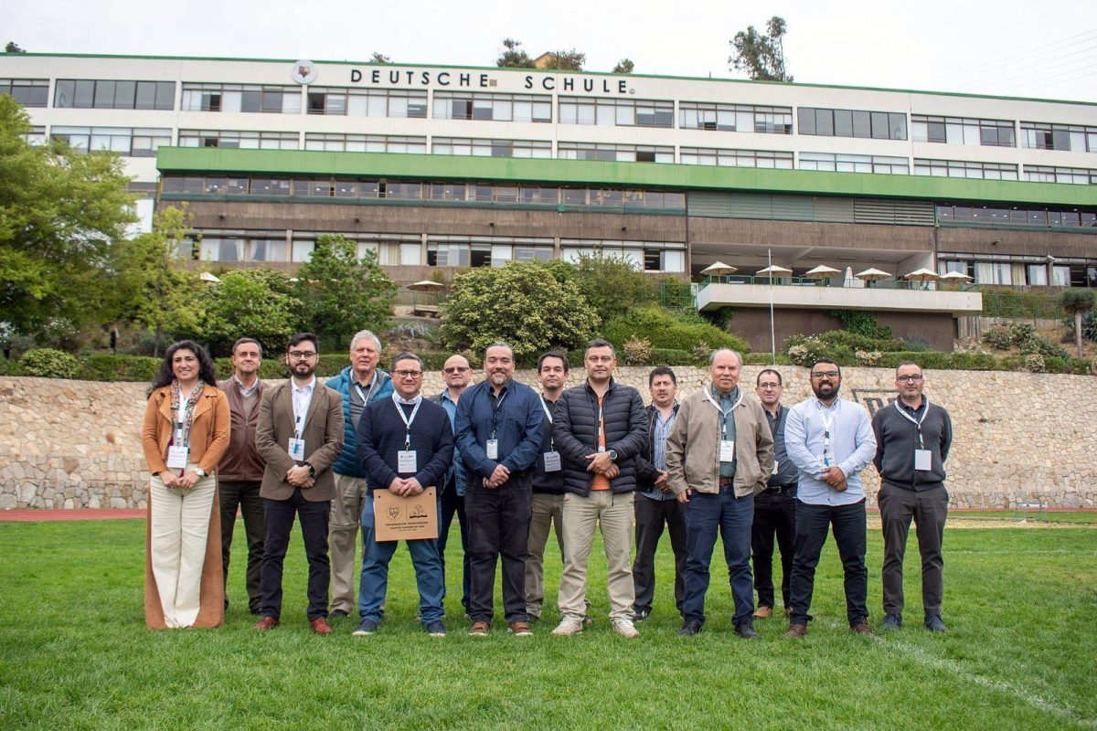 Foto grupal de los participantes de la Informatik Konferenz 2026 en la cancha del Deutsche Schule de Viña del Mar, con el edificio del colegio de fondo.
