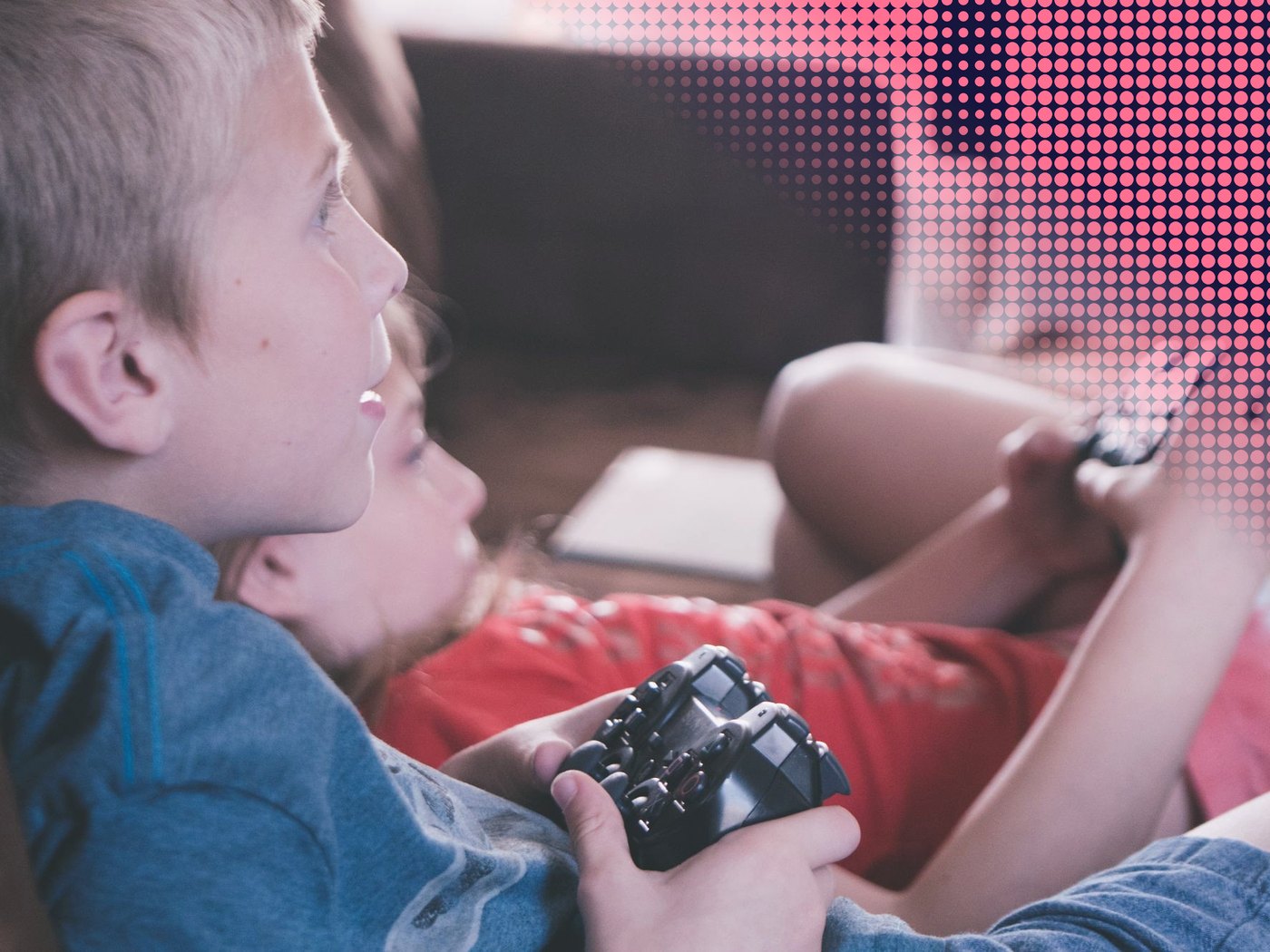 Dos niños jugando videojuegos con controles