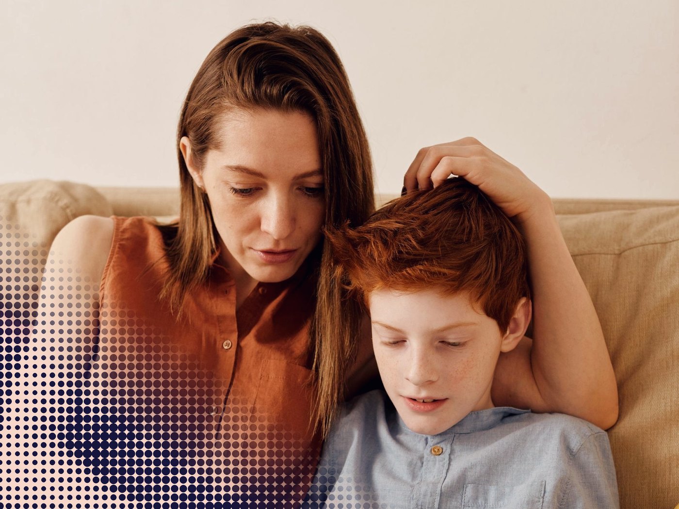 Madre e hijo mirando juntos una tableta