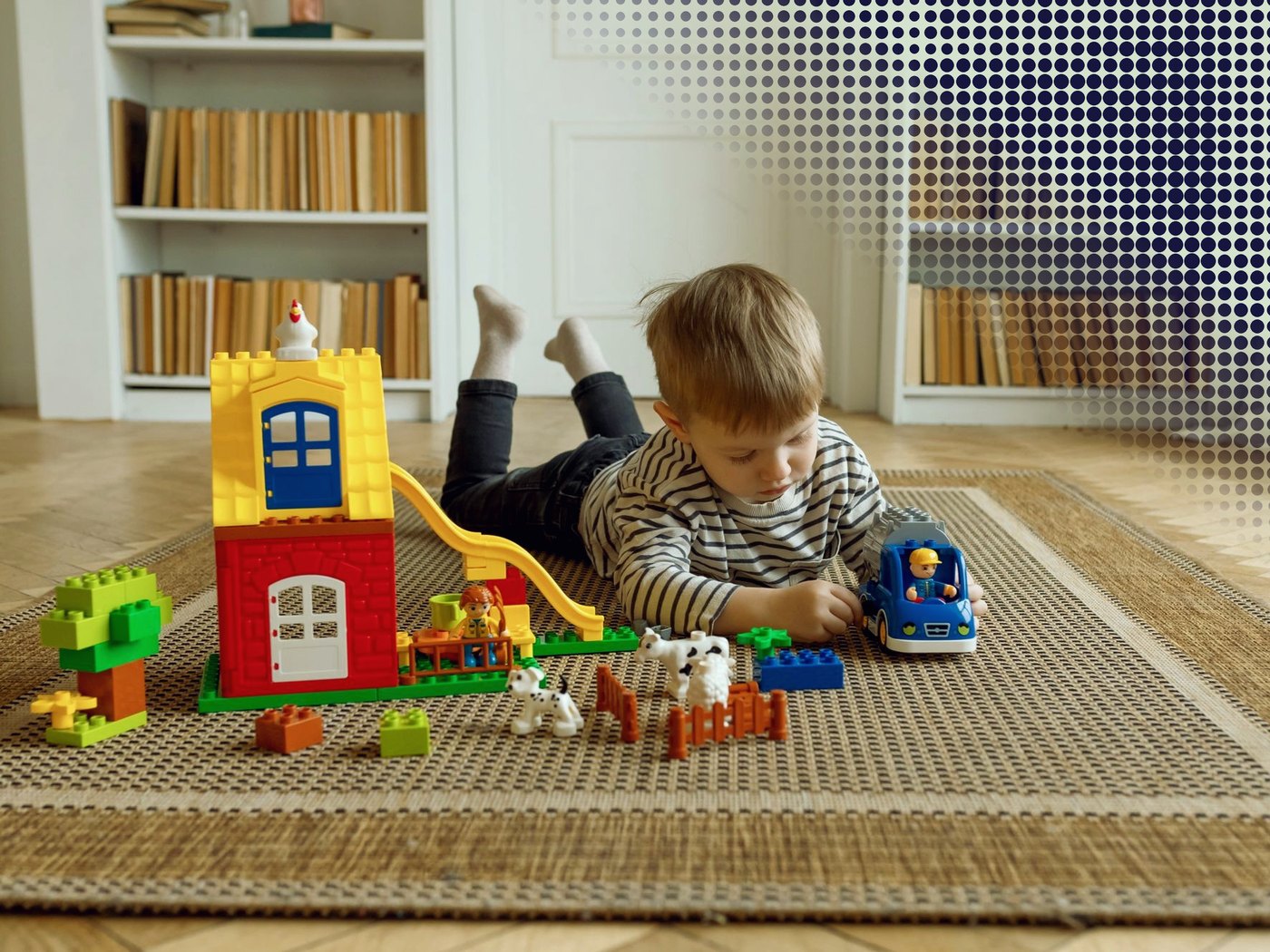 Niño construyendo con bloques en el suelo