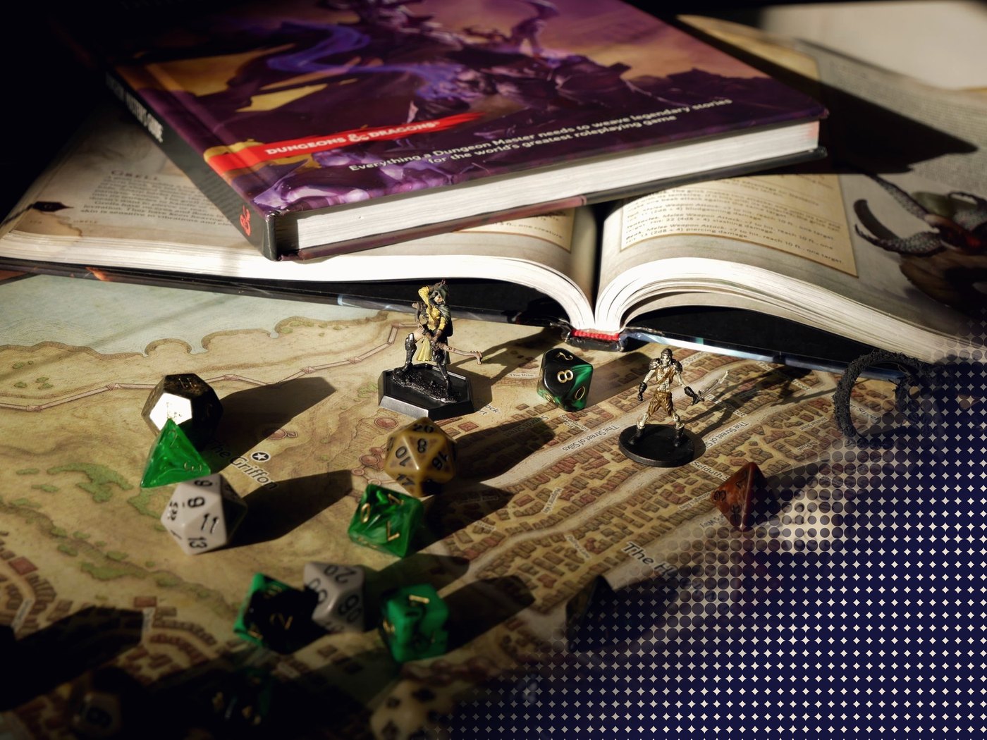 Dados, figuras y libro de un juego de rol de mesa