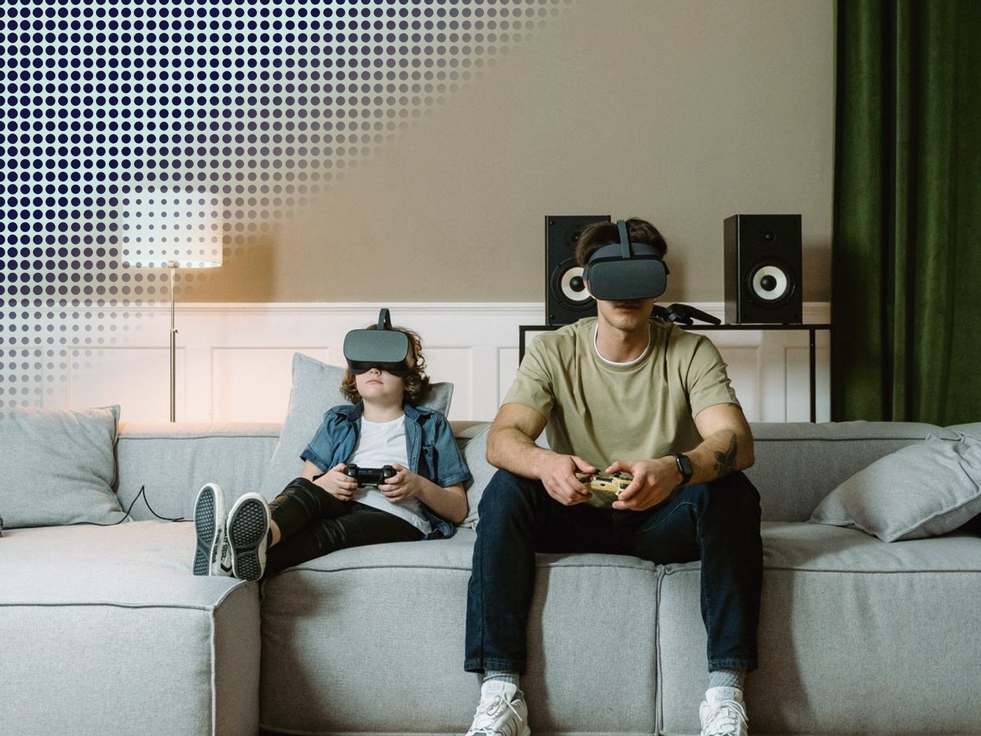Adulto y niño jugando videojuegos lado a lado en el sofá