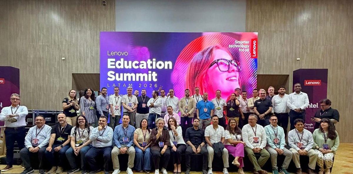 Foto grupal de los asistentes al Lenovo Education Summit LATAM 2026 frente a la pantalla del evento, en Barranquilla.