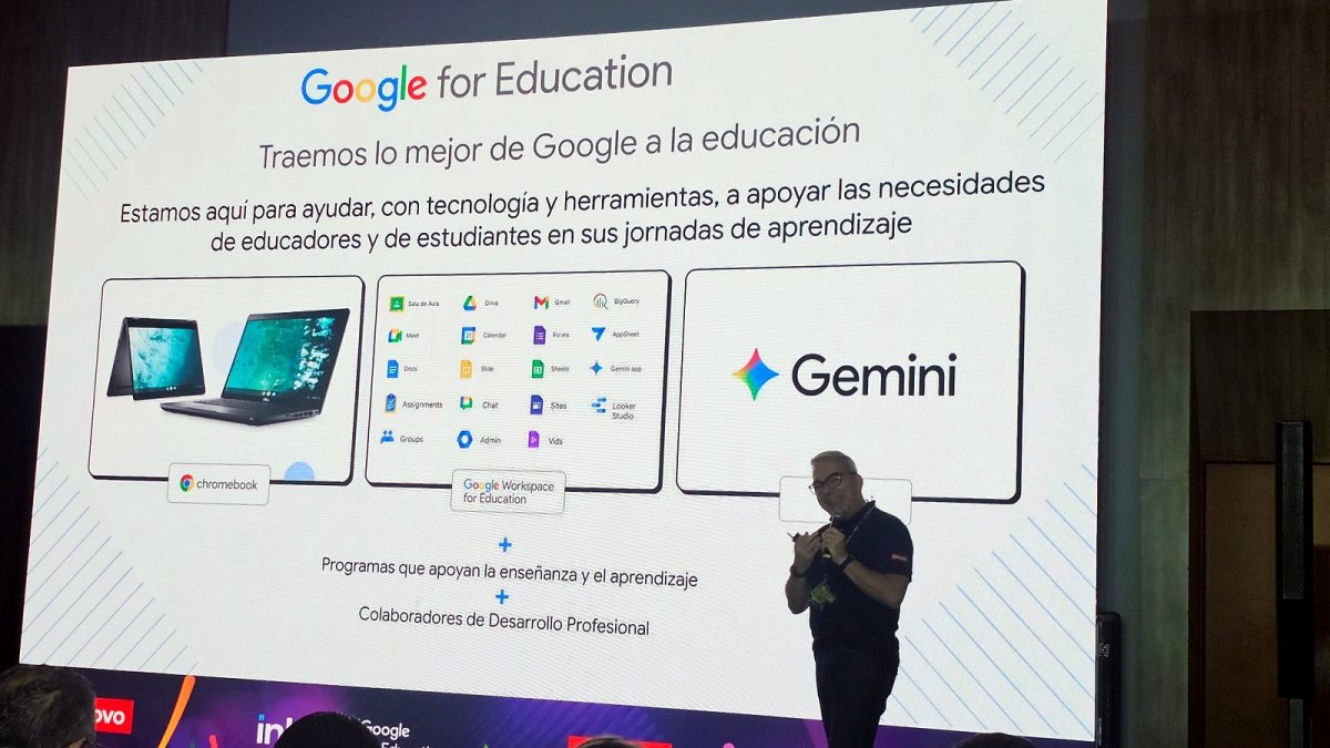 Expositor frente a la lámina de Google for Education que presenta Chromebook, Google Workspace for Education y Gemini.