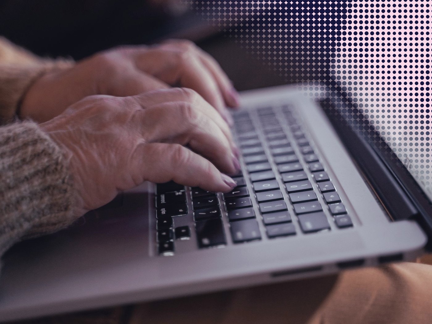 Manos escribiendo en el teclado de un notebook