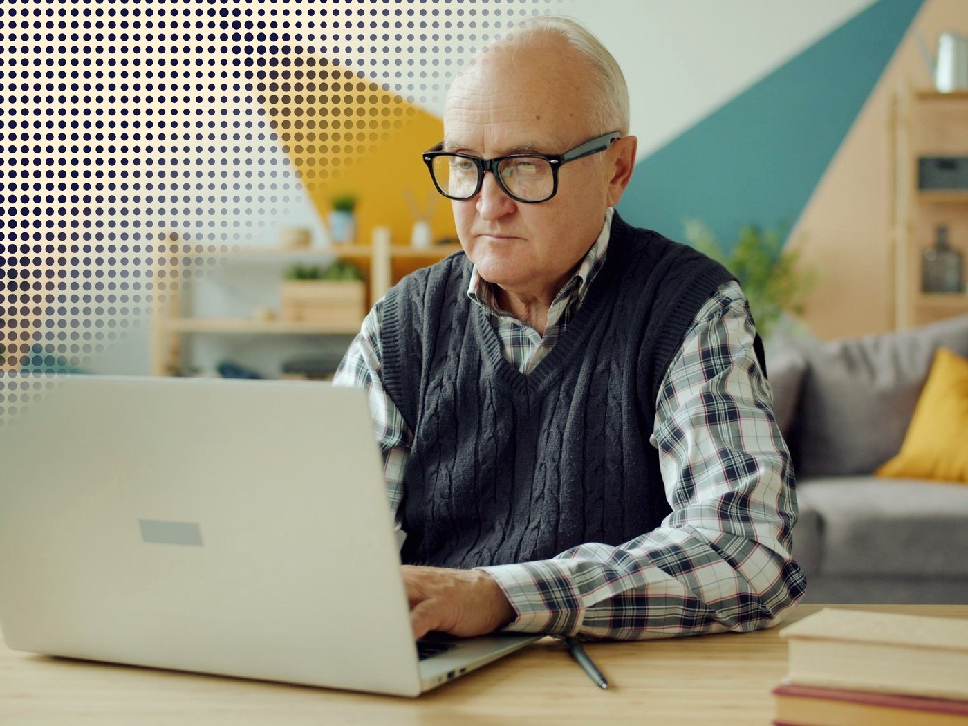 Docente revisando opciones en su notebook