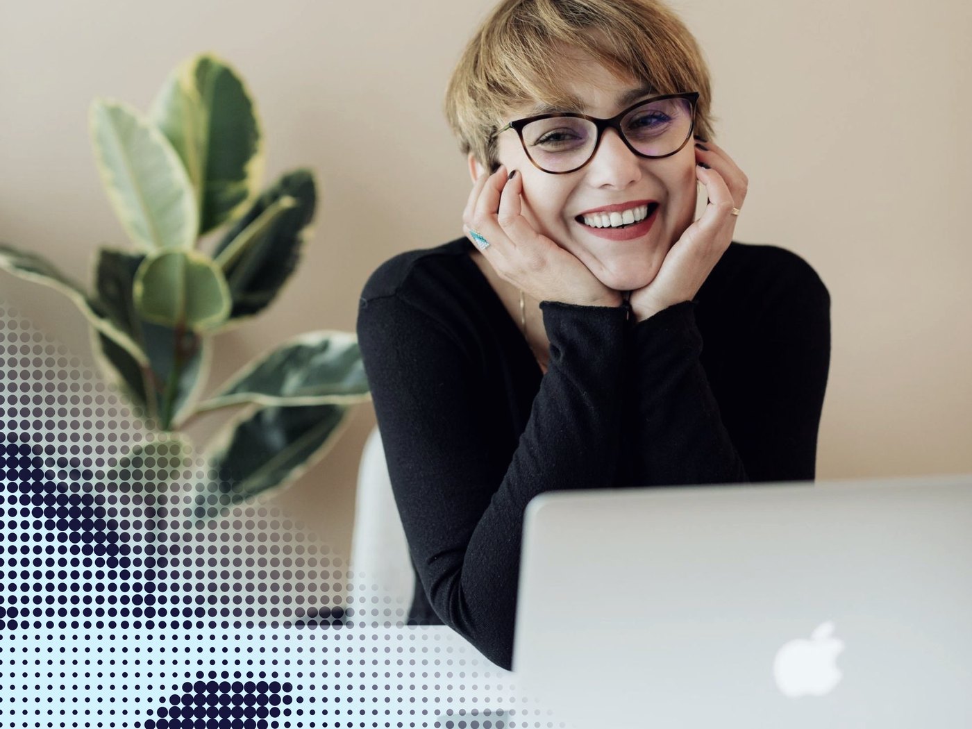 Docente sonriente frente a su notebook
