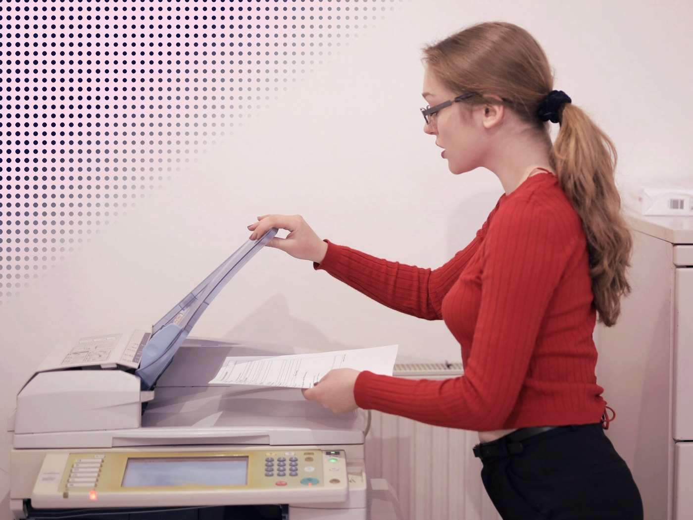 Mujer usando una multifuncional con pantalla y teclado