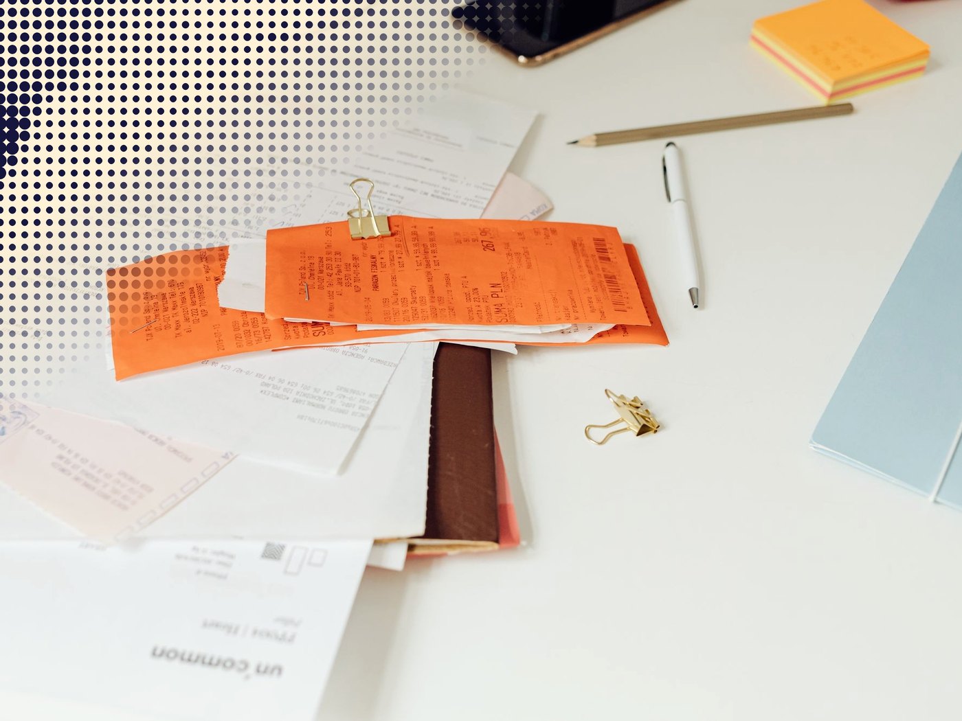 Documentos impresos sobre un escritorio