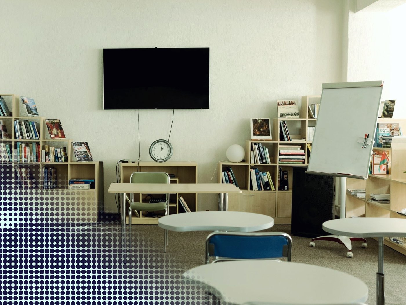 Sala de clases ordenada con la pantalla apagada
