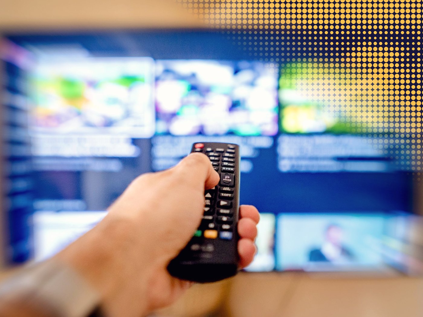Mano apuntando un control remoto hacia la pantalla